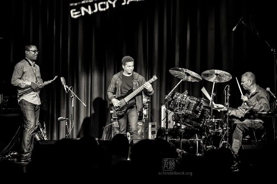 Jack DeJohnette mit Ravi Coltrane und Matt Garrison, 2016 - Photo: Frank Schindelbeck