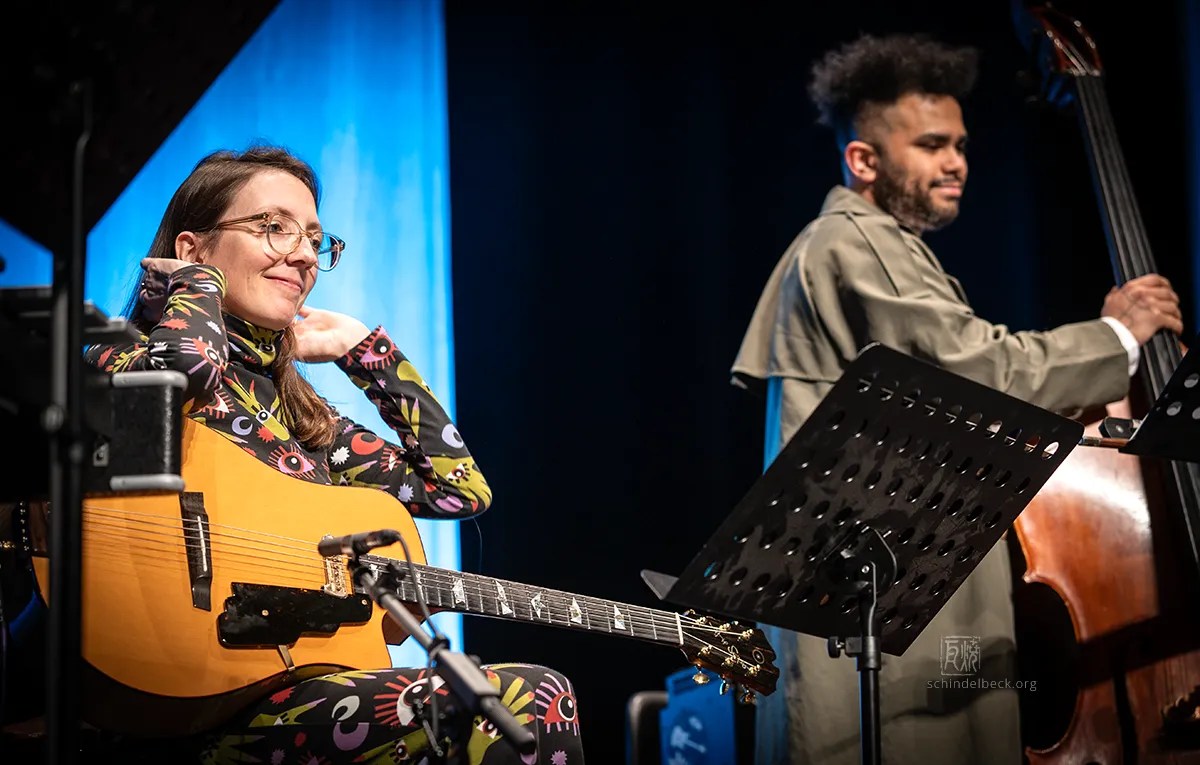 Mary Halvorson (im Hintergrund Nick Dunston) mit dem Amaryllis Quintett - Photo: Frank Schindelbeck Fotografie