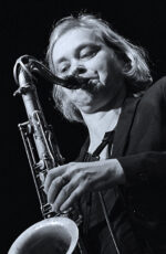 Das Prof-Jazzorchester Kicks'n Sticks aus der Metropolregion Rhein-Neckar stellte am 04.02.18 ihr neues Album " Das was bleibt " in der Feuerwache Mannheim vor.
Mit von der Partie Stephanie Neigel voc, Juliette Brousset voc und Bassist Thomas Stabenow, sowie die drei musikalischen Leiter Martin S. Schmitt und Jochen Welsch und Frank Runhof.
Besetzung:
Reeds: Olaf Schoenborn, Fabian Schoene, Cordula Hamacher, Nicolai Pfisterer, Gary Fuhrmann, Sebastian Nagler
Trombones: Marcus Franzke, Benjamin Gerny,Thomas Weiland, Fabian Beck
Trumpets: Jens Mueller, Claus Loehr, Janis Hug, Michael Hammer
Rhythm: Friedrich Betz (b), Rocco Duerlich (g), Dominik Raab (dr), Konrad Hinsken (p)
© Rinderspacher Cordula_Hamacher01,