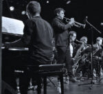 Das Prof-Jazzorchester Kicks'n Sticks aus der Metropolregion Rhein-Neckar stellte am 04.02.18 ihr neues Album " Das was bleibt " in der Feuerwache Mannheim vor.
Mit von der Partie Stephanie Neigel voc, Juliette Brousset voc und Bassist Thomas Stabenow, sowie die drei musikalischen Leiter Martin S. Schmitt und Jochen Welsch und Frank Runhof.
Besetzung:
Reeds: Olaf Schoenborn, Fabian Schoene, Cordula Hamacher, Nicolai Pfisterer, Gary Fuhrmann, Sebastian Nagler
Trombones: Marcus Franzke, Benjamin Gerny,Thomas Weiland, Fabian Beck
Trumpets: Jens Mueller, Claus Loehr, Janis Hug, Michael Hammer
Rhythm: Friedrich Betz (b), Rocco Duerlich (g), Dominik Raab (dr), Konrad Hinsken (p)
© Rinderspacher Kicks_n_Sticks07,