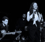 Das Prof-Jazzorchester Kicks'n Sticks aus der Metropolregion Rhein-Neckar stellte am 04.02.18 ihr neues Album " Das was bleibt " in der Feuerwache Mannheim vor.
Mit von der Partie Stephanie Neigel voc, Juliette Brousset voc und Bassist Thomas Stabenow, sowie die drei musikalischen Leiter Martin S. Schmitt und Jochen Welsch und Frank Runhof.
Besetzung:
Reeds: Olaf Schoenborn, Fabian Schoene, Cordula Hamacher, Nicolai Pfisterer, Gary Fuhrmann, Sebastian Nagler
Trombones: Marcus Franzke, Benjamin Gerny,Thomas Weiland, Fabian Beck
Trumpets: Jens Mueller, Claus Loehr, Janis Hug, Michael Hammer
Rhythm: Friedrich Betz (b), Rocco Duerlich (g), Dominik Raab (dr), Konrad Hinsken (p)
© Rinderspacher Stephanie_Neigel03,