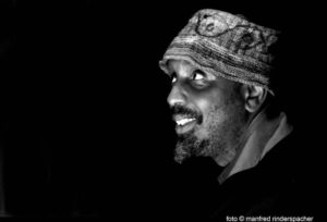 enjoyjazz 2011 Konzert -
Tony Malaby`s Tamarindo Trio- Malaby, sax, William Parker,b., Nasheet Waits,dr., am 03.10.2011 in der Mannheimer Feuerwache
© Rinderspacher