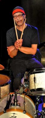 Der in Heidelberg lebende, in Pittsbourgh geborene Schlagzeuger Allen Blairman wird am 13.08.2020 80 Jahre alt.
Mit u.a.Charles Mingus, John Coltrane, Archie Shepp, Chet Baker etc , den ganz Grossen des Jazz tourte er in den 60ern durch die USA
Nach einem Konzert Anfang der 70er Jahre mit dem gebuertigen Heidelberger Karl Berger liess er sich in Heidelberg nieder.
©ÊManfred Rinderspacher