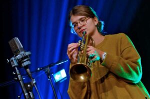 enjoyjazz Festival 2020
05.10.2020
Dinosaur, junge Elektrojazz-Band aus Grossbritannien, 2010 gegruendet, ist inzwischen eine gefragte Truppe in ganz Europa.
Ausgezeichnet 2015 wurden sie mit dem ãRising StarÒ bei den British Jazz Awards . Die Musiker um die Komponistin/Trompeterin Laura Jurd glaenzen auf ihren Konzerten mit ungeheurer Spielfreude und Originalitaet.
Die Besetzung :
Laura Jurd, trumpet
Elliot Galvin, piano
Conor Chaplin, double bass
Corrie Dick, drums
© Manfred Rinderspacher