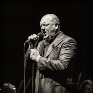 Charly Hübner und Ensemble Resonanz - Photo: Schindelbeck