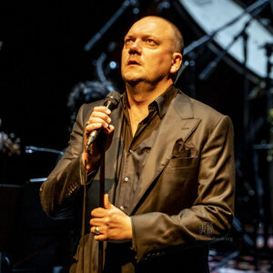 Charly Hübner und Ensemble Resonanz - Photo: Schindelbeck