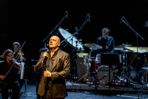 Charly Hübner und Ensemble Resonanz - Photo: Schindelbeck