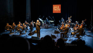 Charly Hübner und Ensemble Resonanz - Photo: Schindelbeck