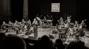 Charly Hübner und Ensemble Resonanz - Photo: Schindelbeck