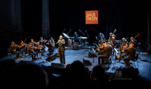 Charly Hübner und Ensemble Resonanz - Photo: Schindelbeck
