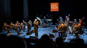 Charly Hübner und Ensemble Resonanz - Photo: Schindelbeck