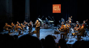 Charly Hübner und Ensemble Resonanz - Photo: Schindelbeck