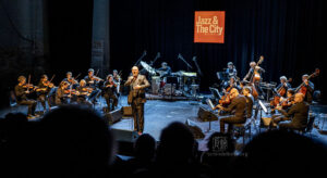 Charly Hübner und Ensemble Resonanz - Photo: Schindelbeck