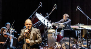 Charly Hübner und Ensemble Resonanz - Photo: Schindelbeck