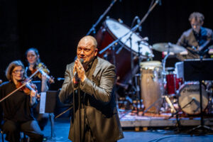 Charly Hübner und Ensemble Resonanz - Photo: Schindelbeck