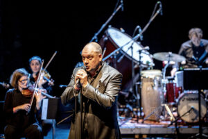 Charly Hübner und Ensemble Resonanz - Photo: Schindelbeck