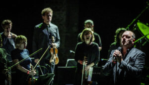 Charly Hübner und Ensemble Resonanz - Photo: Schindelbeck