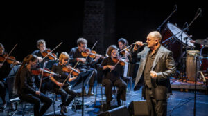 Charly Hübner und Ensemble Resonanz - Photo: Schindelbeck