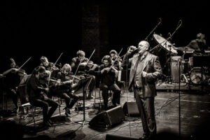 Charly Hübner und Ensemble Resonanz - Photo: Schindelbeck