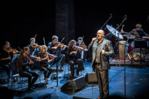 Charly Hübner und Ensemble Resonanz - Photo: Schindelbeck