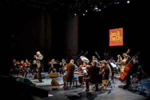 Charly Hübner und Ensemble Resonanz - Photo: Schindelbeck