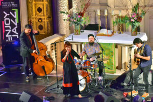 enjoyjazz Schlusskonzert am 04.11.2023 in der Mannheimer Christuskirche der Abend war ECM und Manfred Eicher zu dessen 80sten Geburtstag gewidmet Besetzung: Zsfia Boros (solo) : g Elina Duni: voc Rob Luft: g Matthieu Michel: flh Fred Thomas: dr, p - Manfred Rinderspacher
