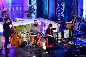 enjoyjazz Schlusskonzert am 04.11.2023 in der Mannheimer Christuskirche der Abend war ECM und Manfred Eicher zu dessen 80sten Geburtstag gewidmet Besetzung: Zsfia Boros (solo) : g Elina Duni: voc Rob Luft: g Matthieu Michel: flh Fred Thomas: dr, p - Manfred Rinderspacher