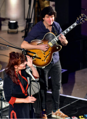 enjoyjazz Schlusskonzert am 04.11.2023 in der Mannheimer Christuskirche der Abend war ECM und Manfred Eicher zu dessen 80sten Geburtstag gewidmet Besetzung: Zsfia Boros (solo) : g Elina Duni: voc Rob Luft: g Matthieu Michel: flh Fred Thomas: dr, p - Manfred Rinderspacher