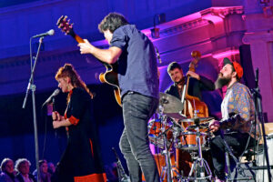 enjoyjazz Schlusskonzert am 04.11.2023 in der Mannheimer Christuskirche der Abend war ECM und Manfred Eicher zu dessen 80sten Geburtstag gewidmet Besetzung: Zsfia Boros (solo) : g Elina Duni: voc Rob Luft: g Matthieu Michel: flh Fred Thomas: dr, p - Manfred Rinderspacher