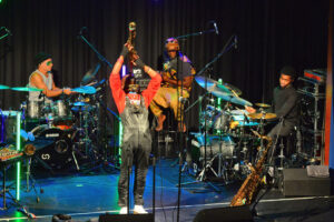 Jowee Omicil - Manfred Rinderspacher