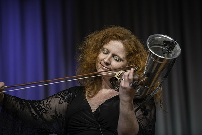 Martina Eisenreich mit Trompetenvioline - Foto: Mümpfer