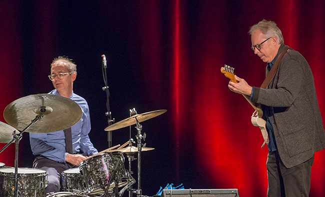 Bill Frisell und Kenny Wollesenen - Photo: Mümpfer