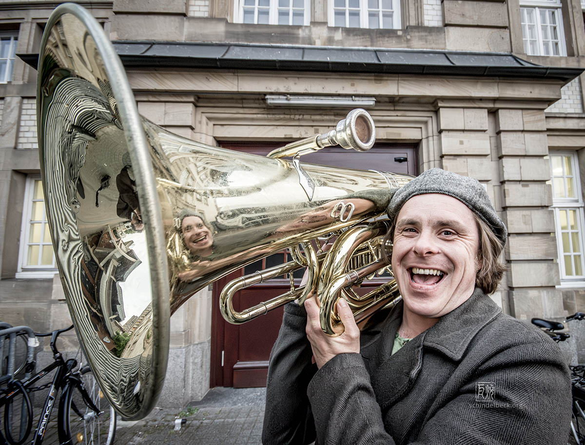 Roland Vanecek mit seiner Tuba - Photo: Frank Schindelbeck