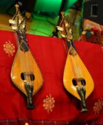 eenjoyjazz 2018
Konzert am 13.10.2018
Seidenstrasse|Mannheim – Lauten der Welt
Das verbindende Element zwischen dem Okzident und dem Orient ist hierbei das freie Improvisieren sein, was sowohl im Jazz als auch entlang der Seidenstraße ein vorherrschendes musikalisches Ausdrucksmittel ist.
Ross Daly `s Instrumente :2 Kretische Lyra
© Manfred Rinderspacher