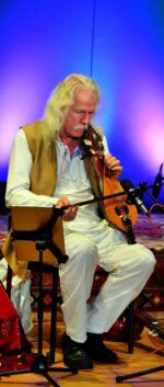 enjoyjazz 2018
Konzert am 13.10.2018
Seidenstrasse|Mannheim – Lauten der Welt
Das verbindende Element zwischen dem Okzident und dem Orient ist hierbei das freie Improvisieren sein, was sowohl im Jazz als auch entlang der Seidenstraße ein vorherrschendes musikalisches Ausdrucksmittel ist.
Ross Daly spielt Kretische Lyra
© Manfred Rinderspacher