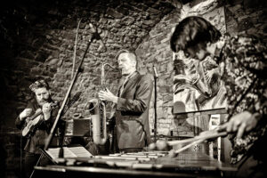 Daniel Erdmann - Velvet Revolution mit Jim Hart und Theo Ceccaldi - Photo: Frank Schindelbeck