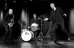 Der in Heidelberg lebende, in Pittsbourgh geborene Schlagzeuger Allen Blairman wird am 13.08.2020 80 Jahre alt.
Mit u.a.Charles Mingus, John Coltrane, Archie Shepp, Chet Baker etc , den ganz Grossen des Jazz tourte er in den 60ern durch die USA
Nach einem Konzert Anfang der 70er Jahre mit dem gebuertigen Heidelberger Karl Berger liess er sich in Heidelberg nieder.
Foto zeigt Blairman mit Olaf Schoenborn und Kurt Albrecht (r.) im Trio
Melody Rhythm and Tap
©ÊManfred Rinderspacher
