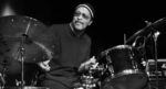 Der in Heidelberg lebende, in Pittsbourgh geborene Schlagzeuger Allen Blairman wird am 13.08.2020 80 Jahre alt.
Mit u.a.Charles Mingus, John Coltrane, Archie Shepp, Chet Baker etc , den ganz Grossen des Jazz tourte er in den 60ern durch die USA
Nach einem Konzert Anfang der 70er Jahre mit dem gebuertigen Heidelberger Karl Berger liess er sich in Heidelberg nieder.
Foto zeigt Blairman
©ÊManfred Rinderspacher
