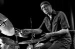 Der in Heidelberg lebende, in Pittsbourgh geborene Schlagzeuger Allen Blairman wird am 13.08.2020 80 Jahre alt.
Mit u.a.Charles Mingus, John Coltrane, Archie Shepp, Chet Baker etc , den ganz Grossen des Jazz tourte er in den 60ern durch die USA
Nach einem Konzert Anfang der 70er Jahre mit dem gebuertigen Heidelberger Karl Berger liess er sich in Heidelberg nieder.
©ÊManfred Rinderspacher