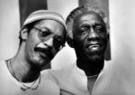 Der in Heidelberg lebende, in Pittsbourgh geborene Schlagzeuger Allen Blairman wird am 13.08.2020 80 Jahre alt.
Mit u.a.Charles Mingus, John Coltrane, Archie Shepp, Chet Baker etc , den ganz Grossen des Jazz tourte er in den 60ern durch die USA
Nach einem Konzert Anfang der 70er Jahre mit dem gebuertigen Heidelberger Karl Berger liess er sich in Heidelberg nieder.
Foto zeigt Blairman 1983 bei einer Begegnung mit Art Blakey in Heidelberg
©ÊManfred Rinderspacher