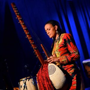 Besetzung:
Sona Jobarteh : voc, kora
Sidiki Jobarteh : Balafon
Eric Appapoulay : guit. voc
Mamadou Sarr : per, voc
Andi McLean : bass, voc
Westley Joseph : dr, voc
©ÊManfred Rinderspacher