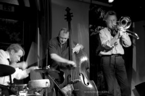 aul Hubweber (Posaune), Paul Lovens (Schlagzeug) und John Edwards (Bass) - Photos: Schindelbeck