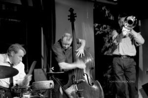 aul Hubweber (Posaune), Paul Lovens (Schlagzeug) und John Edwards (Bass) - Photos: Schindelbeck