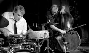 aul Hubweber (Posaune), Paul Lovens (Schlagzeug) und John Edwards (Bass) - Photos: Schindelbeck