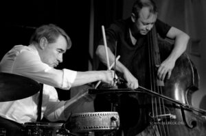 aul Hubweber (Posaune), Paul Lovens (Schlagzeug) und John Edwards (Bass) - Photos: Schindelbeck