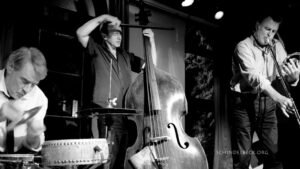 aul Hubweber (Posaune), Paul Lovens (Schlagzeug) und John Edwards (Bass) - Photos: Schindelbeck