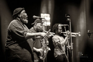 Steve Coleman Five Elements - Steve Coleman (Altsaxophon), Kokayi (Wordsmith), Jonathan Finlayson (Trompete), Anthony Tidd (Bass), Sean Rickman (Schlagzeug), Photo: Schindelbeck