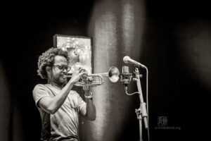 Steve Coleman Five Elements - Steve Coleman (Altsaxophon), Kokayi (Wordsmith), Jonathan Finlayson (Trompete), Anthony Tidd (Bass), Sean Rickman (Schlagzeug), Photo: Schindelbeck