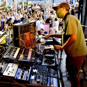 Julian Maier-Hauff electronics/brass und Lukas DeRungs p. am 21.01.2023 beim Abschlusskonzert auf der Sommerbuehne der Alten Feuerwache