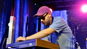 Julian Maier-Hauff electronics/brass und Lukas DeRungs p. am 21.01.2023 beim Abschlusskonzert auf der Sommerbuehne der Alten Feuerwache